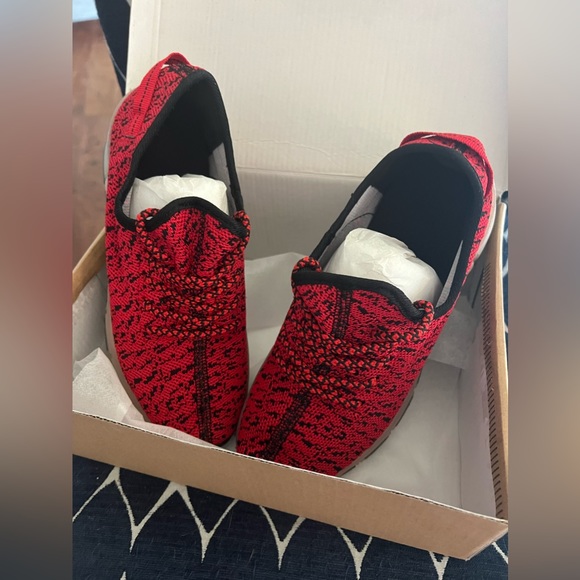 Red Unbranded wheelie light up sneakers - Picture 4 of 7